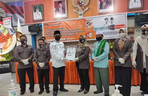 DITERIMA: Bakal calon bupati Kotim Muhammad Rudini menyerahkan berkas pendaftarannya bersama Samsudin ke KPU Kotim, Jumat (4/9) lalu. Mereka didampingi sejumlah pendukungnya saat mendaftar ke KPU.