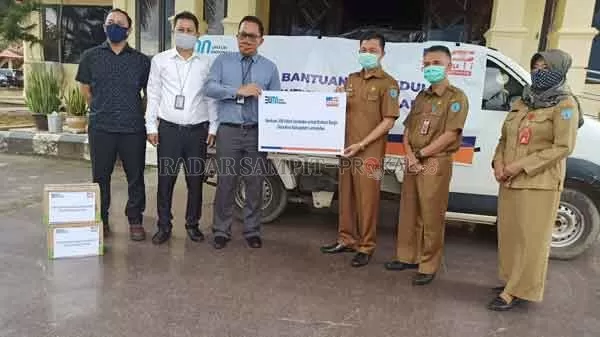 CEPAT TANGGAP : Pemimpin Cabang BRI Pangkalan Bun, Nur Hendrawan didampingi Pemimpin Cabang Pembantu BRI Lamandau, Yunaidi Firhansyah menyerahkan bantuan berupa 300 paket bantuan bagi korban banjir Lamandau. Bantuan diterima langsung Wakil Bupati Lamandau, Riko Porwanto.(RIA MEKAR/RADAR PANGKALAN BUN)