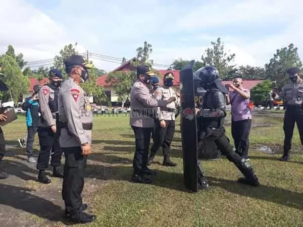 PEMERIKSAAN: Kapolda Kalteng irjen Pol Dedi Prasetyo saat mengecek langsung kesiapan peralatan personel jajarannya untuk pengamanan dan kelancaran tahapan pilkada di Kalteng, belum lama ini.(DODI RADAR PALANGKA)
