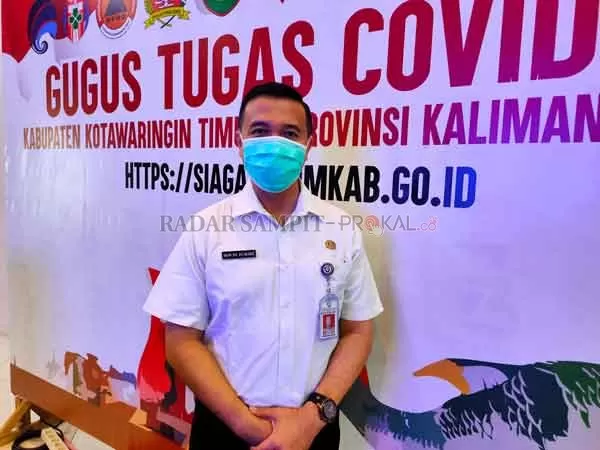 WAWANCARA: Kepala Kesbangpol Kotim Wim RK Benung saat diwawancarai Radar Sampit, Rabu (9/9).(YUNI/RADAR SAMPIT)