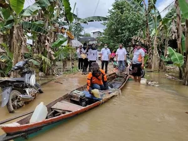 PANTAU BANJIR : Wakil Bupati Seruyan saat mengunjungi Desa Sandul yang merupakan salah satu pedesaan diterjang banjir.(Protokol Pemkab Seruyan For Radar Sampit)