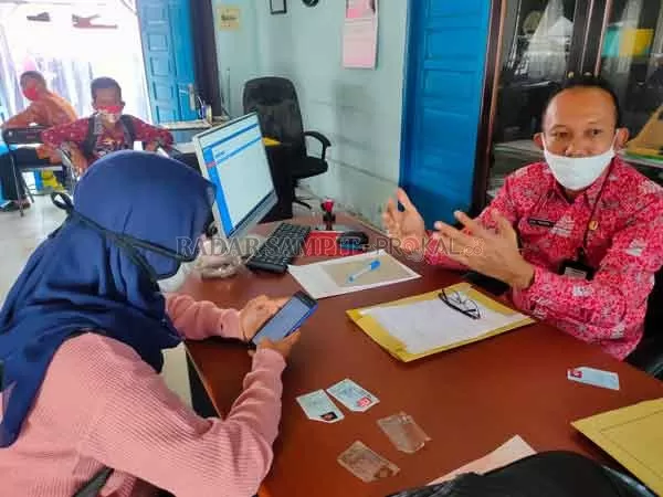 PELAYANAN: Kepala Disdukcapil Kotim Agus Tripurna Tangkasiang, sedang menjelaskan kepada warga terkait kepengurusan adminduk baru - baru tadi.(YUNI/RADAR SAMPIT)