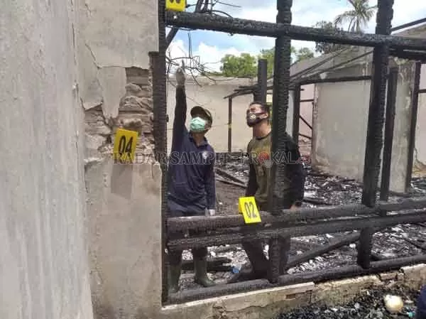 OLAH TKP : Tim Labfor Cabang Surabaya ketika mencari  penyebab utama kebakaran bangunan Lembaga Pengembangan Tilawatil Qur'an Provinsi Kalimantan Tengah, hingga menghanguskan 15 ruangan, Sabtu (12/9).(DODI RADAR PALANGKA)