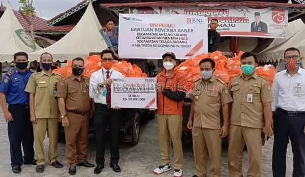 BNI PEDULI: Serah terima bantuan untuk korban banjir di Kotim yang diserahkan Pemimpin BNI Cabang Sampit Agung FS Ibat, Senin(14/09).