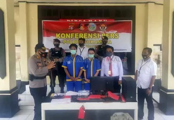 UJARAN KEBENCIAN: Kapolres Sukamara memberikan keterangan saat konferensi pers terkait kasus ujaran kebencian.(FAUZIANUR/RADAR PANGKALAN BUN)