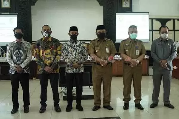 KUNKER : Wali Kota Palangka Raya Fairid Naparin (tiga dari) bersama anggota DPRD Kota Palangka Raya melakukan kunjungan kerja ke Kabupaten Tabalong, Kalimantan Selatan.(IST/HUMAS PEMKO PALANGKA RAYA)