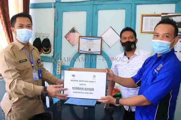 BANTUAN : Pengurus PWI Seruyan dan Karang Taruna galang dana untuk para korban banjir.(ISTIMEWA/RADAR SAMPIT)