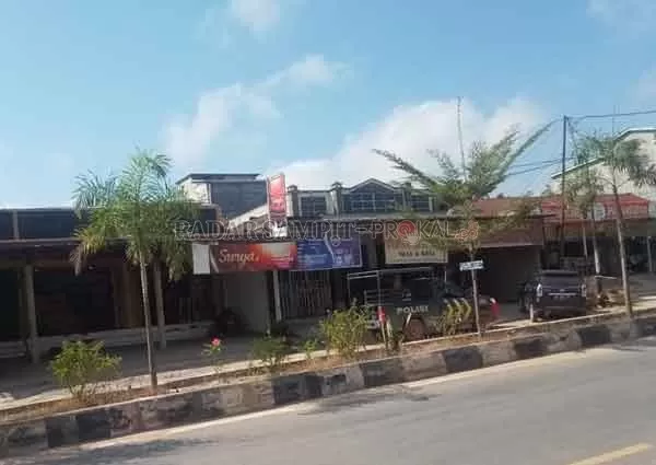 KEMBALI BUKA: Toko Emas Leo Baru, di Desa Karang Mulya, Kecamatan Pangkalan Banteng kembali buka seperti biasa sehari setelah perampokan.(RINDUWAN/RADAR SAMPIT)