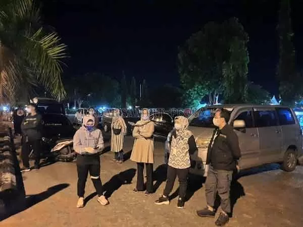 TURUN LANGSUNG : Wakil Wali Kota Palangka Raya Umi Mastikah (sebelah kiri) melakukan kegiatan pengawasan dan penindakan kepada masyarakat yang tidak mengenakan masker di Jalan Yos Sudarso, Selasa (16/9) malam.(IST/HUMAS PEMKO PALANGKA RAYA)