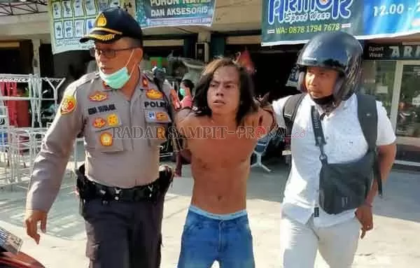 BUAT ONAR : Boby (25)  saat diamankan petugas setelah membakar bagian dapur rumahnya sendiri, di  Jalan A Yani Gang A Yani 5 Flamboyan Bawah, Kamis (17/9).(istimewa)
