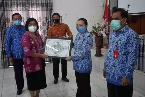 SERAHKAN: Wakil Bupati Gumas Efrensia LP Umbing didampingi Sekda Yansiterson, dan Kepala Bappedalitbang Yantrio Aulia menyerahkan piagam penghargaan kepada Dinas Komunikasi, Informatika, Persandian, dan Statistik yang berhasil meraih juara pertama lomba inovasi perangkat daerah tingkat Kabupaten Gumas tahun 2020, di Aula Kantor Bappedalitbang, Kamis (17/9).(: ARHAM SAID/RADAR SAMPIT)