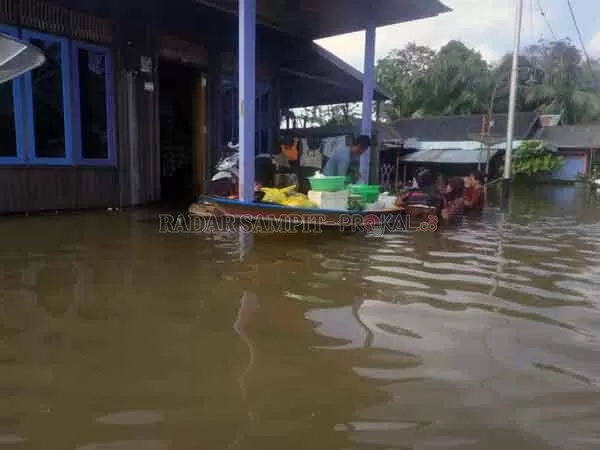 KETERANGAN FOTO: Aktivitas warga Desa Kondang di atas genangan air. Hampir seluruh pemukiman sudah terendam.(GUSTI HAMDAN/RADAR PANGKALAN BUN)