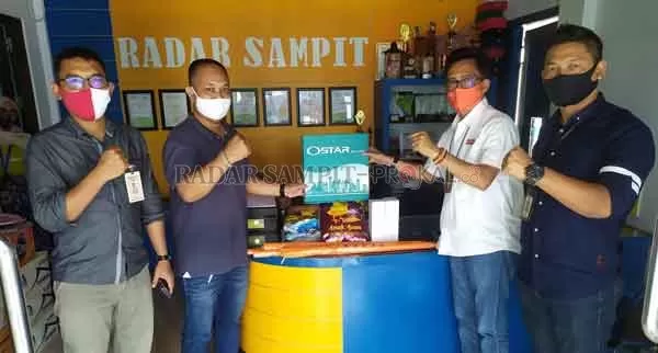 Pimpinan Cabang BNI Sampit Agung Febrisius Sion Ibat (kemeja putih) menyerahkan doorprize untuk kegiatan senam sehat di Radar Sampit.(USAY NOR RAHMAD/RADAR SAMPIT)