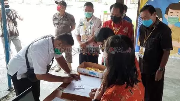 PANTAU : Sekda Gumas Yansiterson didampingi Asisten III Untung, dan Kepala BPKSDM Guanhin, memantau pelaksanaan tes SKB CPNS dilingkungan Pemkab Gumas, pekan lalu.(PROTOKOL FOR RADAR SAMPIT)