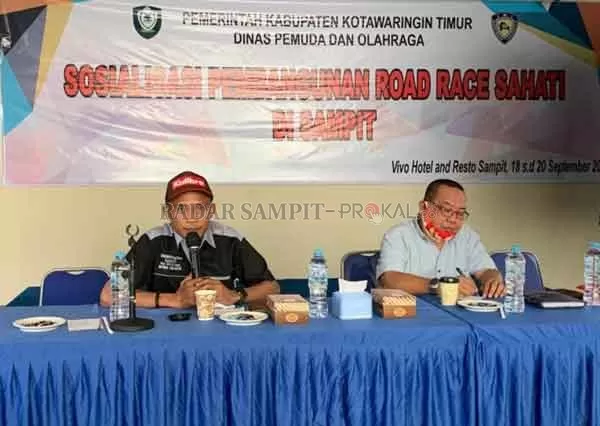 RAPAT: Kepala Dispora Kotim Najmi Fuadi (Kanan) bersama Korwil IMI Kotim Dedy Purwanto (Kiri) dalam satu kegiatan baru - baru tadi. (YUNI/RADAR SAMPIT )
