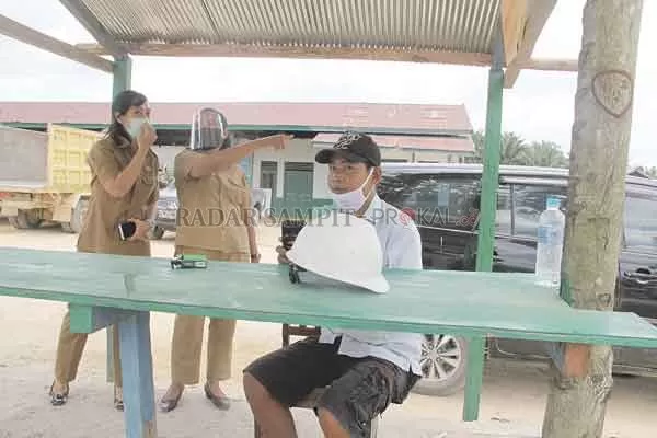 BINCANG: Kabid Hubungan Industrial dan Jaminan Sosial Tenaga Kerja pada Distranakerkop dan UKM Kabupaten Gumas Mira Triyuli berbincang dengan karyawan PT ATA Evo Wijayanto yang mendapat hukuman, Senin (22/9) siang.(ARHAM SAID/RADAR SAMPIT)