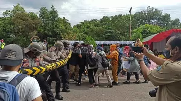 SIMULASI : Puluhan pendemo anarkis menyerang petuga kepolisian yang berjaga.(RIA MEKAR/RADAR PANGKALAN BUN)