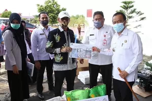 BANTUAN: Bupati Seruyan Yulhaidir (kanan) saat menyerahkan bantuan perikanan kepada salah satu perwakilan kelompok nelayan di Aula Rujab Bupati, Rabu (23/9) kemarin.(PROKOM/RADARSAMPIT)