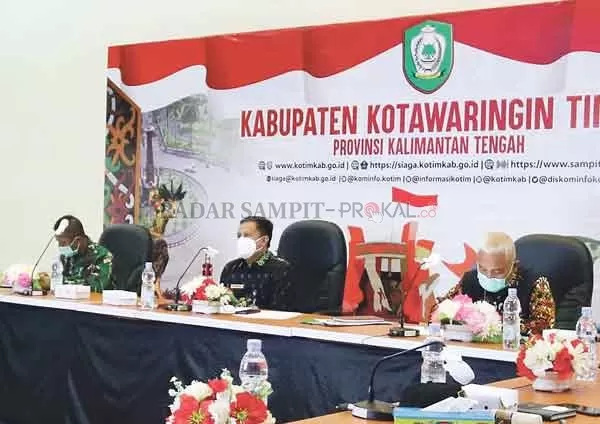 GABUNGAN: Plh Sekda Kotim Nur Aswan (tengah) didampingi Kepala Dinkes Kotim Faisal Novendra Cahyanto serta perwakilan Kodim 1015 Sampit,  rapat koordinasi dan evaluasi percepatan penanganan covid-19 di Kalteng, secara virtual di ruang Command Center Diskominfo Kotim, Kamis (24/9).(KOMINFO FOR RADAR SAMPIT)