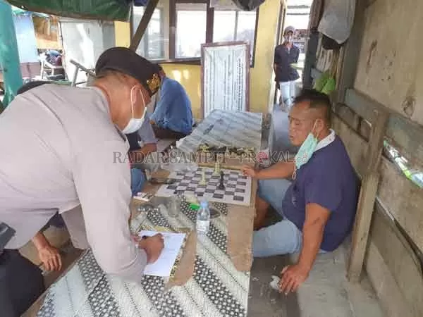 CEGAH COVID-19 : Tim Yustisi gabungan yang terdiri dari Polres Kobar, TNI dan Satpol PP dan Damkar Kobar  saat menemukan warga yang tidak mematuhi Prokes, di Pasar Indra Sari Pangkalan Bun, Jumat (25/9).(Istimewa/Humas Polres Kobar)