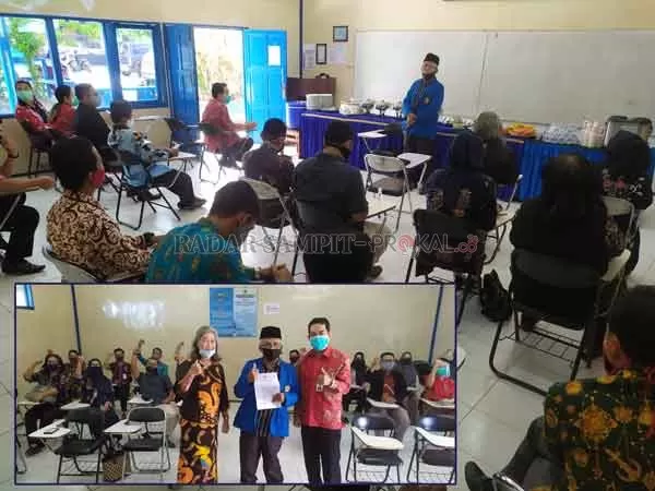 SYUKURAN:  Ketua STIE Sampit Thamrin Noor memperlihatkan SK BAN-PT yang berisi bahwa institusi dan program studi kewirausahaan STIE Sampit sudah terakreditasi Baik, di sela acara syukuran, Jumat (25/9).(USAY NOR RAHMAD/RADAR SAMPIT)