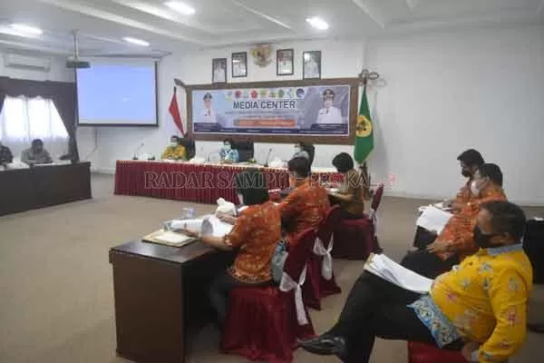 PIMPIN : Wakil Bupati Gumas Efrensia LP Umbing (tengah) didampingi Kepala BPBD Champili, dan Kasatpol PP Salampak Haris, ketika memimpin rakor dan evaluasi percepatan penanganan Covid-19, di Ruang Rapat Lantai I Kantor Bupati, pekan lalu.(DISKOMINFO SANTIK FOR RADAR SAMPIT)