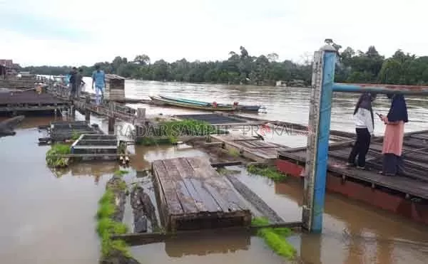 MASIH MENGANCAM: Debit air Sungai Lamandau kembali naik dan berwarna keruh, banjir kembali ancam warga Kotawaringin Lama.(GUSTI HAMDAN/RADAR SAMPIT)