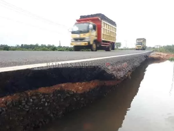 MEMBAHAYAKAN : Bahu jalan di Kilometer 36 Jalan Pangkalan Bun-Kotawaringin Lama alamai kerusakan akibat tergerus banjir beberapa waktu lalu. Jalur tersebut kini rawan kecelakaan terutama saat kendaraan besar melintas.(GUSTI HAMDAN/RADAR PANGKALAN BUN)