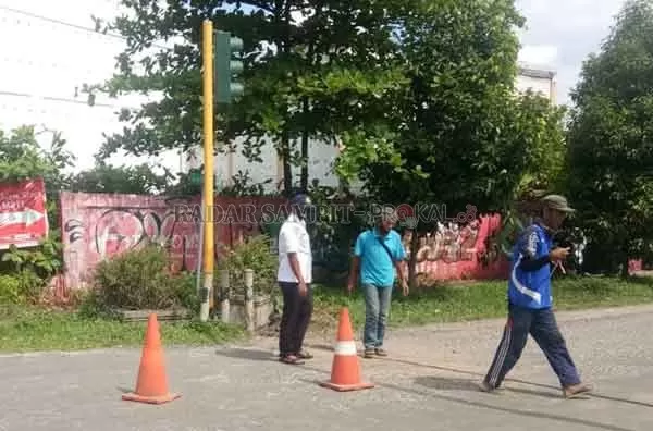 RUSAK LAMA: Teknisi melakukan perbaikan traffic light di persimpangan Jalan DI Panjaitan- Jalan MT Haryono Sampit kemarin (29/9). (HENY PUSNITA/RADAR SAMPIT )