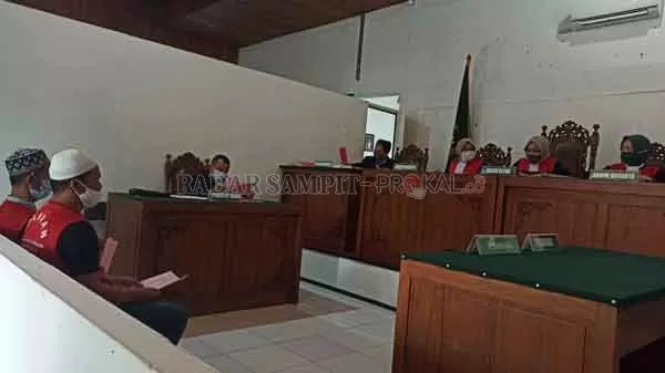 MALING SAPI : Dua terdakwa pencurian sapi jelang Hari Raya Idul Adha mulai jalani sidang perdananya. Terdakwa Satriadi dan Sandi di sidang secara langsung di Pengadilan Negeri Nanga Bulik.(RIA MEKAR/RADAR PANGKALAN BUN)