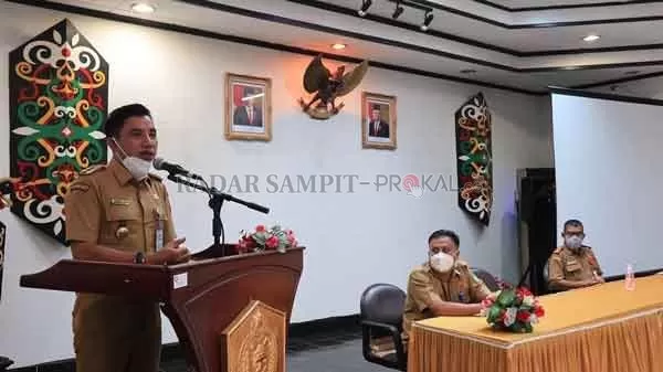 SOSIALISASI: Bupati Kotim Supian Hadi saat memberikan sambutan dalam satu kegiatan belum lama tadi.(PROKOM/RADARSAMPIT)