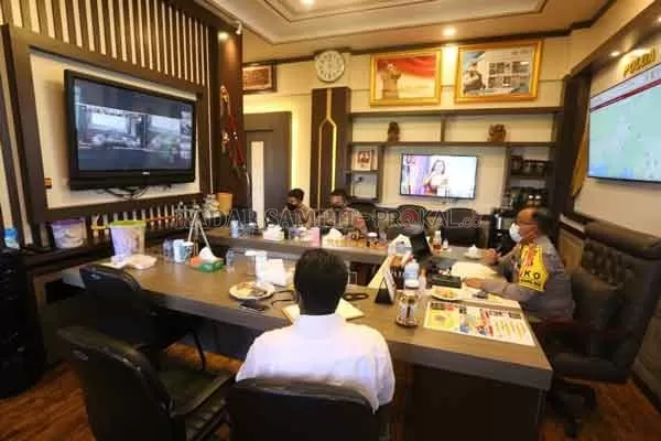 PANTAU : Kapolda Kalteng Irjen Pol Dedi Prasetyo saat mengikuti dan memantau deklarasi Pilkada damai secara virtual, Selasa (29/9).(IST/RADARPALANGKA)