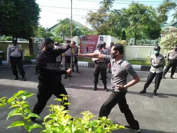 LATIHAN : Seluruh personel Polsek Pahandut menggelar Latihan Beladiri Polri dan senam Tongkat Polisi (Tongpol) dan Borgol di halaman Mapolsek, Rabu (30/9).(IST/RADAR PALANGKA)
