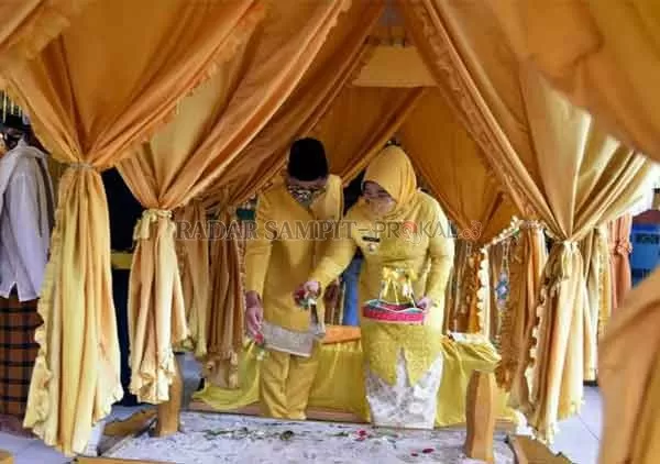 KIRIM DOA: Bupati Kotawaringin Barat Hj Nurhidayah ketika melaksanakan ziarah ke makan pendiri Kobar, Jumat (2/10).(istimewa)