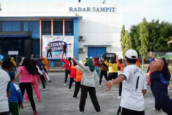 AYO SEMANGAT: Senam sehat yang digelar Radar Sampit bersama BNI Cabang Sampit di halaman Kantor Radar Sampit.(USAY NOR RAHMAD/RADAR SAMPIT)