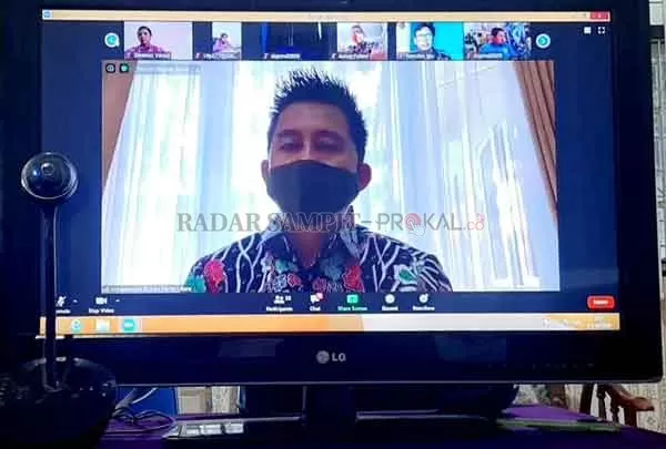 AKTIF: Bupati Barito Utara Nadalsyah,  saat membuka kegiatan virtual meeting dengan sejumlah kepala SOPD, perangkat kecamatan dan perangkat desa, membahas program pembangunan.(istimewa)