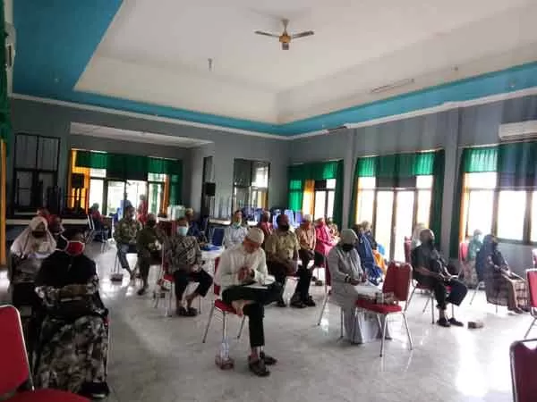PRAMANASIK: Calon jemaah haji (CJH) Kotim saat mengikuti pramanasik haji di Kemenag Kotim, Minggu (4/10).(HENY/RADAR SAMPIT)