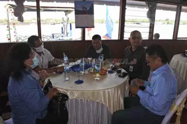 WISATA: Rombongan BRI Kanwil Banjarmasin menikmati makan siang sambil Susur Sungai Mentaya. (HERU/RADAR SAMPIT)