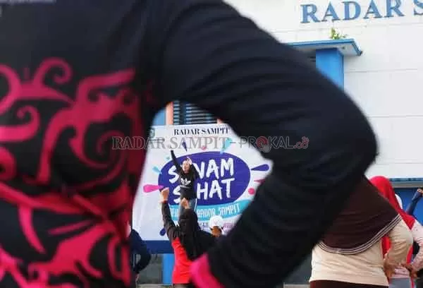 Instruktur Senam Sehat Eva tampak bersemangat memandu peserta senam di halaman Radar Sampit, Minggu (4/10) pagi.(USAY NOR RAHMAD/RADAR SAMPIT)