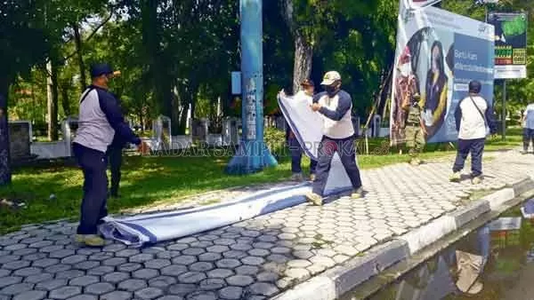 PENERTIBAN: Bawaslu Kalteng bersama tim gabungan melakukan penertiban alat peraga non-APK (alat peraga kampanye), Senin (5/10).(DODI/RADAR SAMPIT)