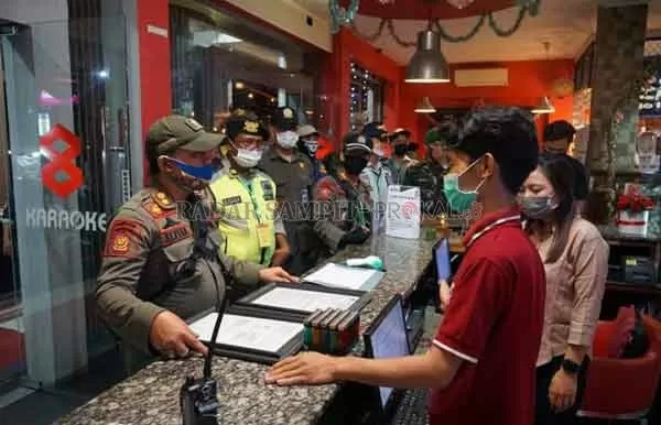 OPERASI : Tim satgas pencegahan covid 19 saat melakukan razia di tempat hiburan untuk melakukan penindakan dan sosialisasi ke pada masyarakat untuk mematuhi protokol kesehatan, belum lama ini.(DOK.SATGAS/RADARPALANGKA)