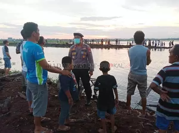 PENCARIAN : Warga melakukan pencarian Galih Samoedra (13) warga  jalan Pangrango, remaja beranjak dewasa itu diduga tenggelam di Jalan Mendawai Ujung tepatnya  di kanal Sungai Kahayan, Selasa (6/10) sekitar pukul 16.00 WIB.(DODI/RADARPALANGKA)