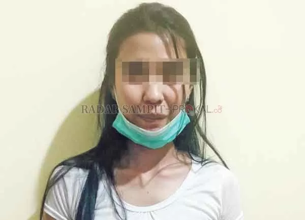 TERTANGKAP: NR (25), terduga budak sabu yang diamankan polisi.(IST/RADAR SAMPIT)