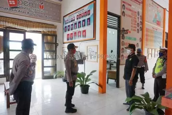 PENGAMANAN : Aparat keamanan yang menjaga kantor KPU Lamandau, di tengah persiapan Pilgub Kalteng pada 9 Desember 2020 nanti.(istimewa)