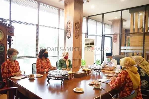 TERTIB: Walikota Palangka Raya Fairid Naparin menerapkan protokol kesehatan penggunaan masker, saat menerima audiensi dari Dharma Wanita Persatuan Kota Palangka Raya, bertempat di ruang kerjanya Kamis, (8/10) lalu.( ISTIMEWA/ HUMAS PEMKOT)