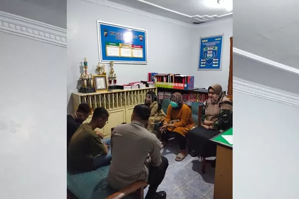 IKUT-IKUTAN: Polres Kotawaringin Barat amankan enam pelajar SMP dan SMA sederajat, yang kedapatan akan menyusup di barisan mahasiswa yang sedang berunjuk rasa di DPRD Kobar, Senin(12/11).(POLSEK ARSEL/RADAR PANGKALAN BUN)