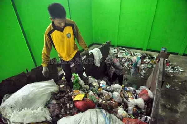 SAMPAH: Berdasarkan data DLH Kotim terjadi peningkatkan volume sampah selama pandemi Covid-19, terlihat petugas sedang mengakut sampah dari depo menuju TPA.(DOK.RADARSAMPIT)