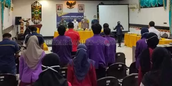 PEMBUKAAN: Asisten I Setda Kotim Nur Aswan saat memberikan sambutan dalam kegiatan Akademi Jurnalistik yang diselenggarakan oleh PWI Kotim, Rabu (14/10)(YUNI/RADAR SAMPIT)