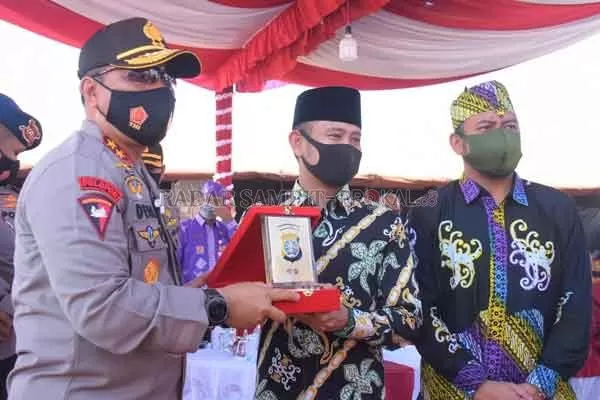 PENGHARGAAN: Walikota Palangka Raya Fairid Naparin, menerima penghargaan langsung dari Kapolda Kalteng Irjen Pol Dedi Prasetyo, terkait dukungan dan kerja sama pemerintah Kota Palangka Raya dan kepolisian, beberapa waktu lalu.(IST/RADARPALANGKA)