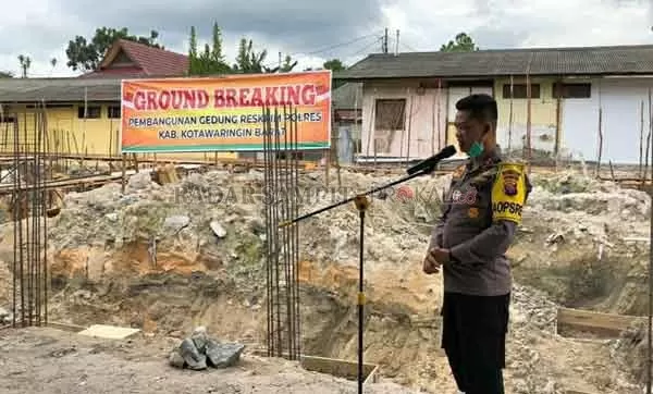TERAKHIR MUNCUL: AKBP Andi Kirana saat memberikan sambutan pada peletakan batu pertama pembangunan gedung Satreskrim Polres Kobar, Rabu (14/10) lalu.(RADAR SAMPIT)